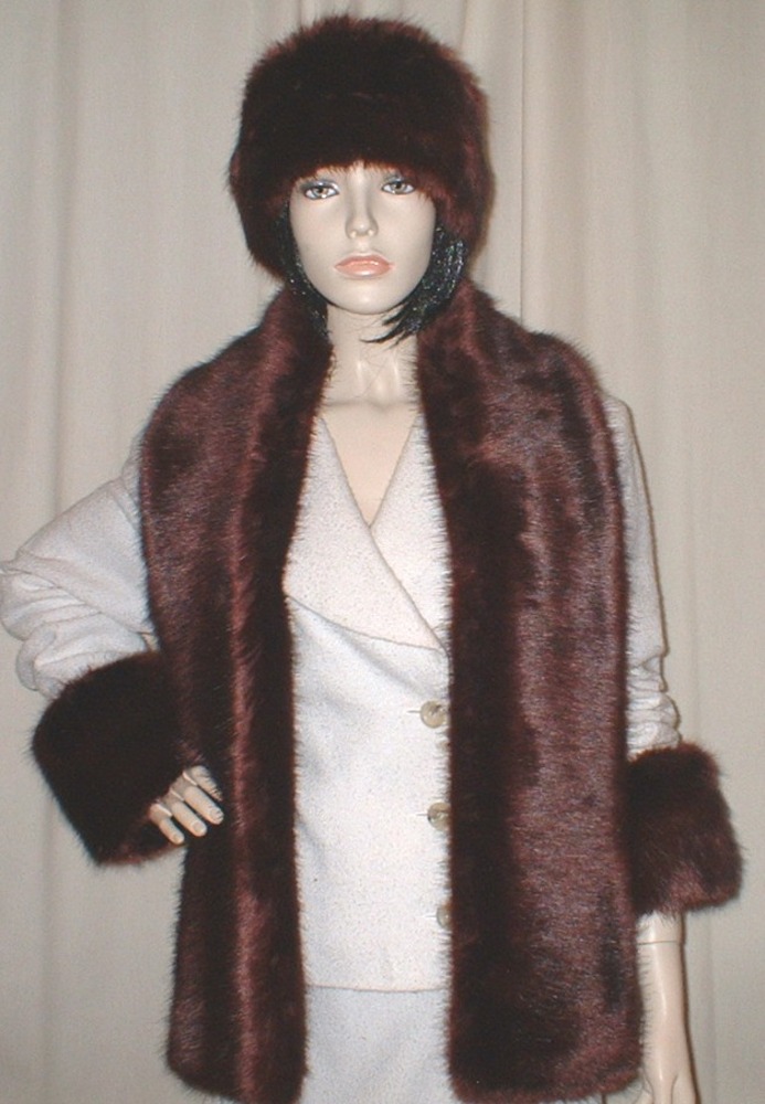 Burgundy faux fur store scarf